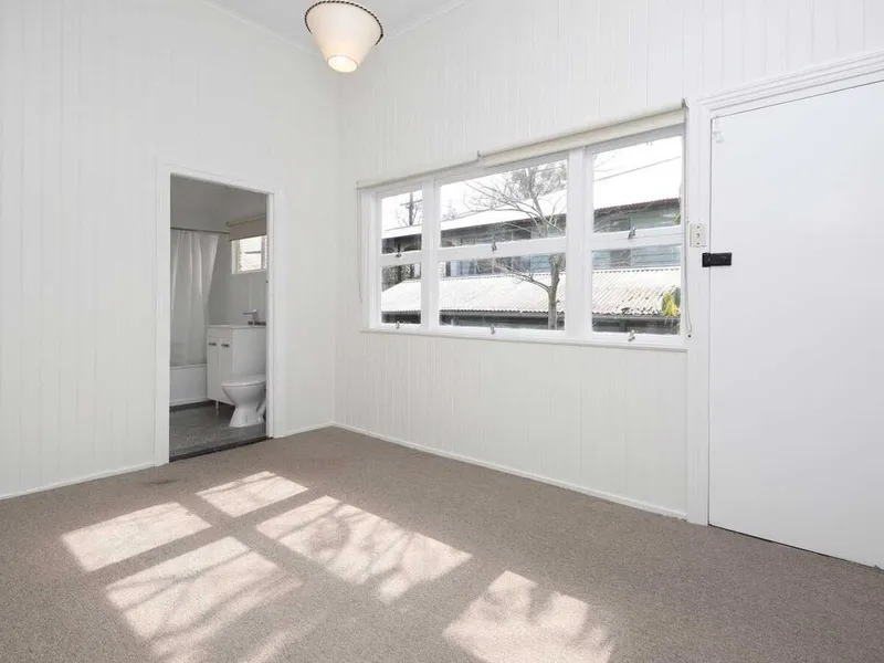 Spacious One Bedder In the Heart of Indro!