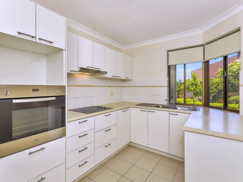 Corner position in a quiet cul de sac