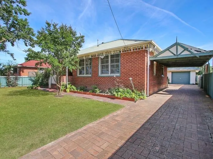 CHARMING COTTAFE STYLE HOME.