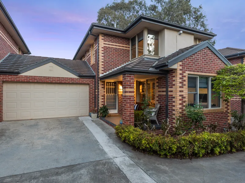 DELIGHTFUL TOWNHOUSE IN IVANHOE EAST