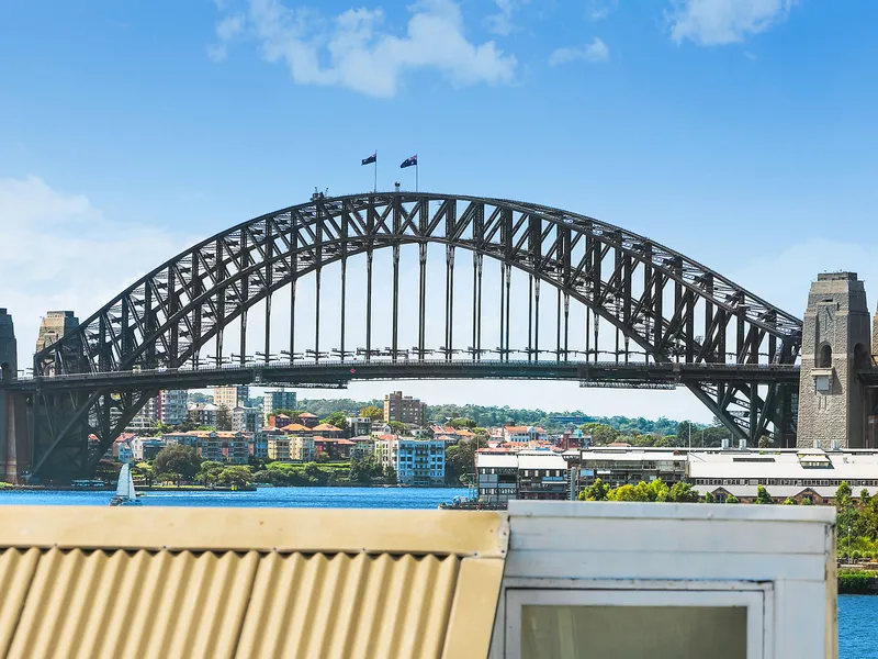 Beautiful tri-level home in a harbourside address