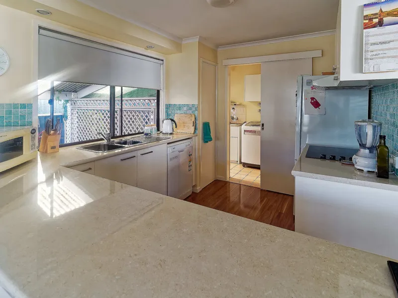 Huge Price Reduction - brilliant value !!  A  2 Bedroom Home that has perfect Presentation located within  Gateway Lifestyle Over 50's Resort