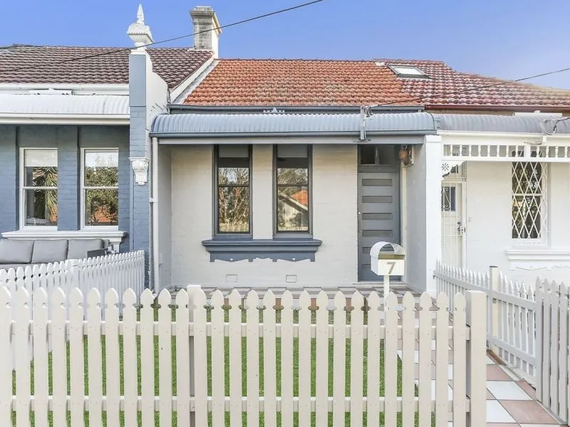 Pet Friendly 2 bedroom terrace with great backyard in a desired location adjacent to Waverley oval
