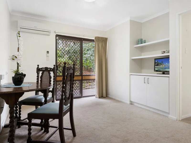 BEAUTIFUL APARTMENT OFFERING AN IDYLLIC AND SERENE LIFESTYLE for people aged Over 55 only.