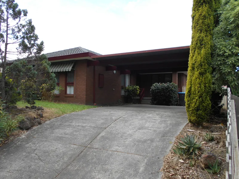 PERFECTLY POSITIONED 4 BEDROOM HOME - Templeton Primary and Wantirna Secondary school zones AVAILABLE NOW!!!