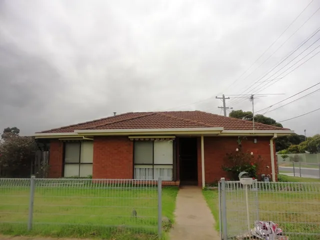 2 BEDROOM HOME IN THE CENTRE OF HOPPERS CROSSING