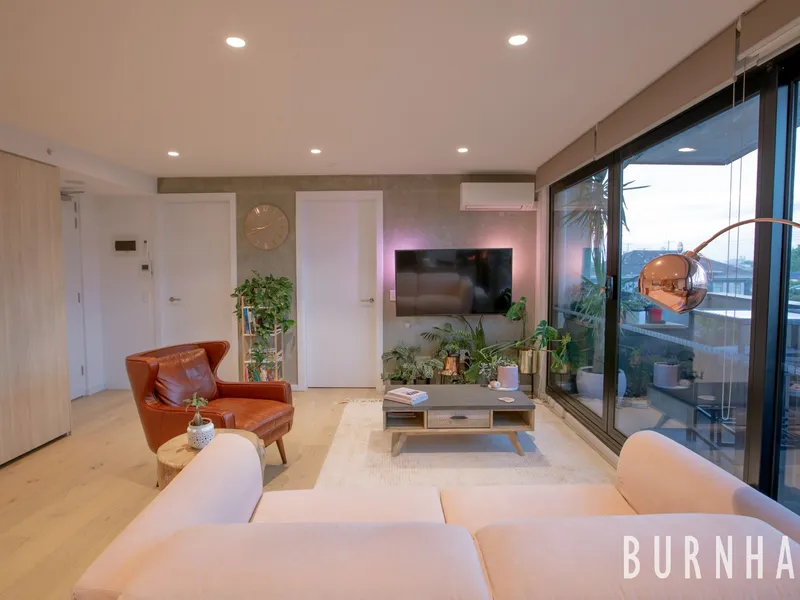 PANORAMIC VIEWS & PRESTIGE LIVING IN POPULAR FOOTSCRAY