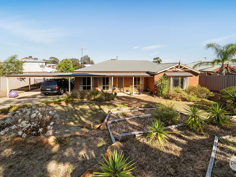 3 Bedroom Home On Over 1,000sqm With Large Entertainers' Deck