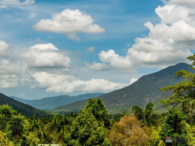 Country Acreage Living 30 Minutes from Cairns