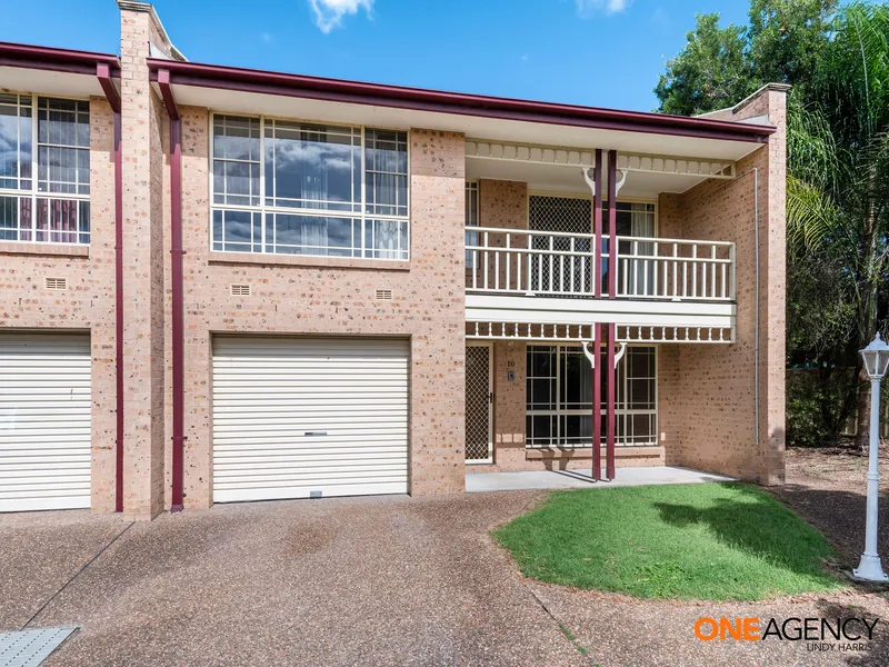 TOWNHOUSE IN COMPLEX WITH POOL!