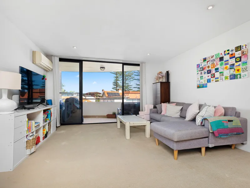 EXECUTIVE BEACHSIDE APARTMENT - Only 1 block from the Beach!