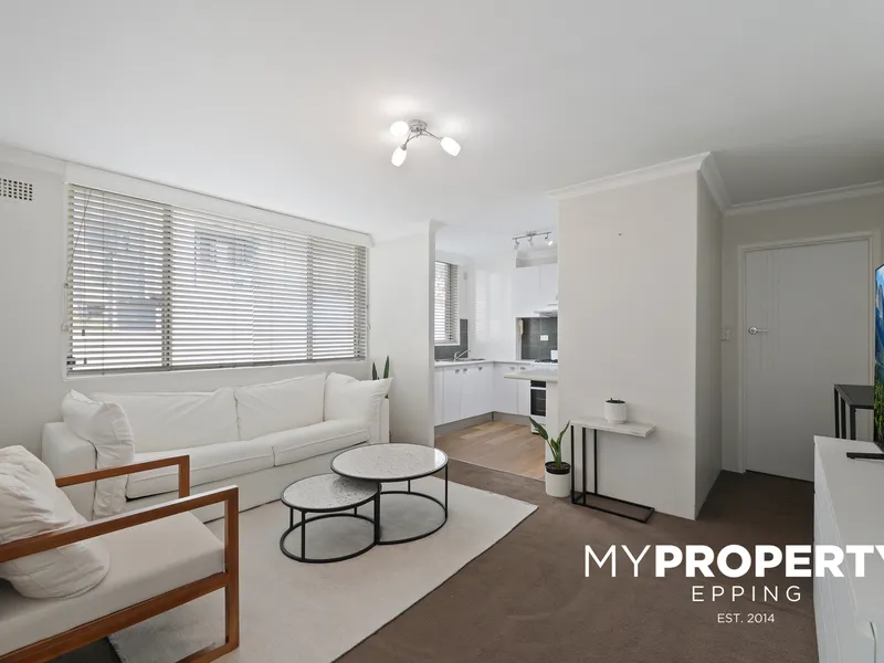LUCKY 8 - RENOVATED SOLID BRICK APARTMENT & WALK TO EVERYTHING LOCALE