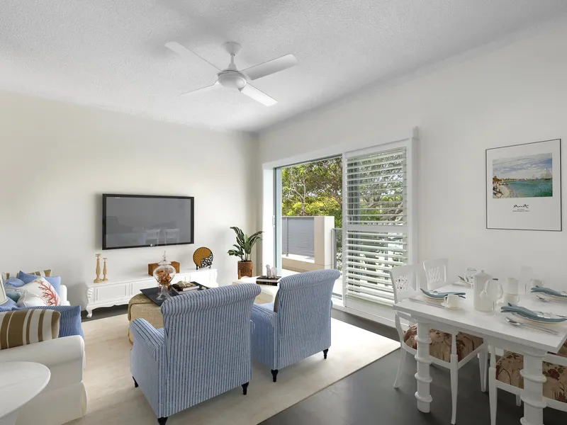 Stunning Modern Top Floor Apartment A Stones Throw Away From The Beach!