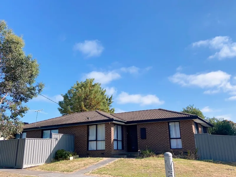 A house with 4 bed rooms (NEAR TO CRAIGIEBURN STATION)