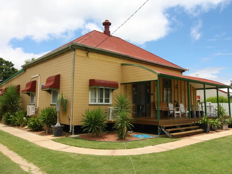 Colonial Home of Convenience & Charm 