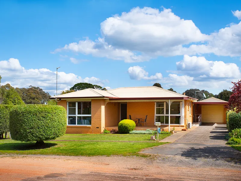LIGHT & SPACIOUS 1960s WITH ORIGINAL STYLE