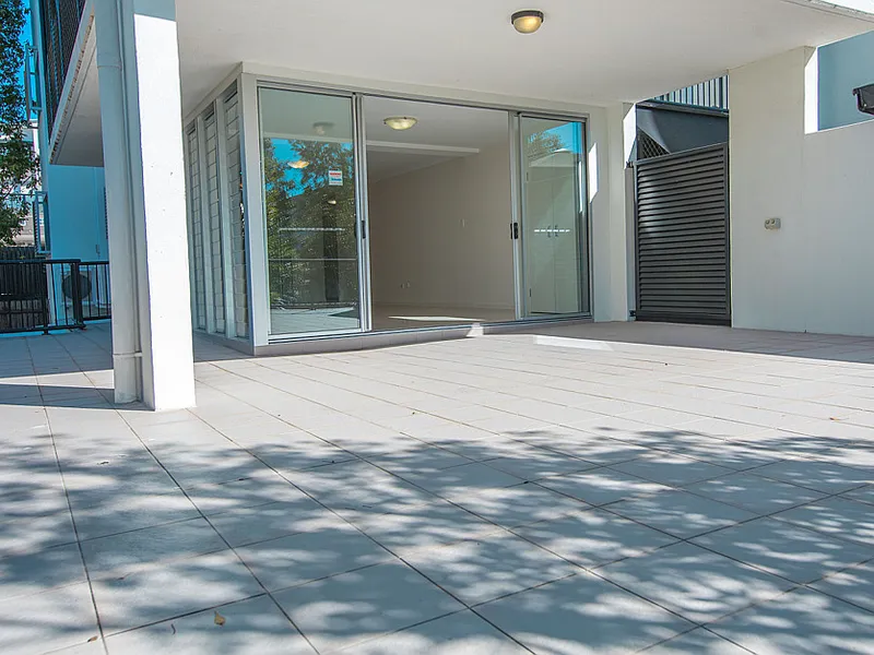 HOUSE SIZE APARTMENT - GIANT SIZE BALCONY - BE AMAZED BY THE EXTRA SPACE and CONVENIENT LOCATION