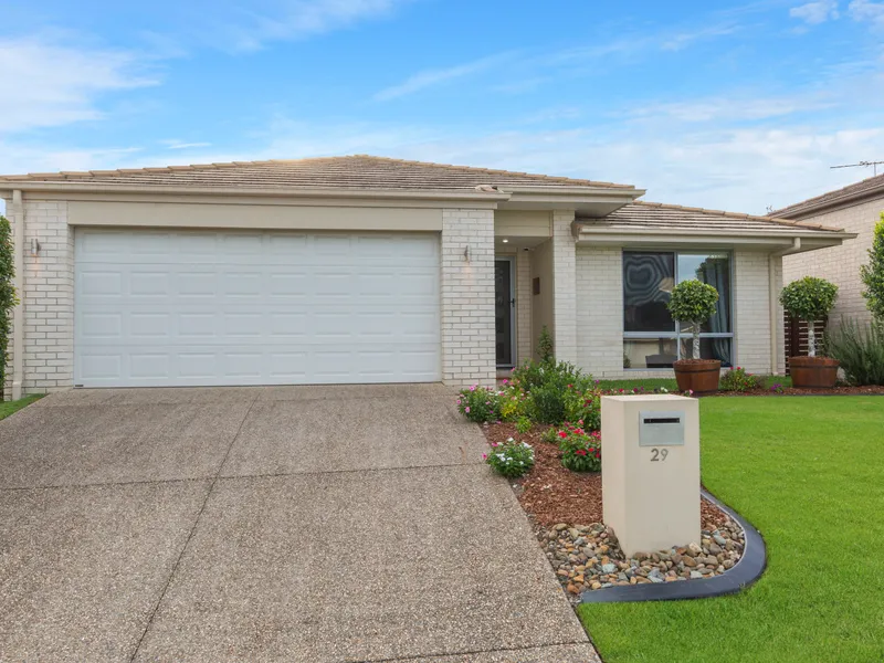 MODERN FAMILY HOME IN PARK VISTA ESTATE!