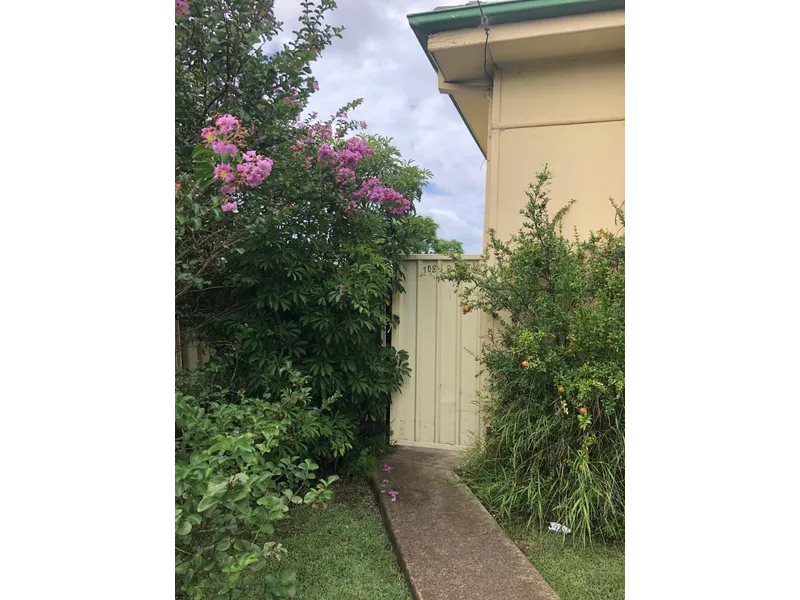 2 Bedroom Half House Near Shops!!!