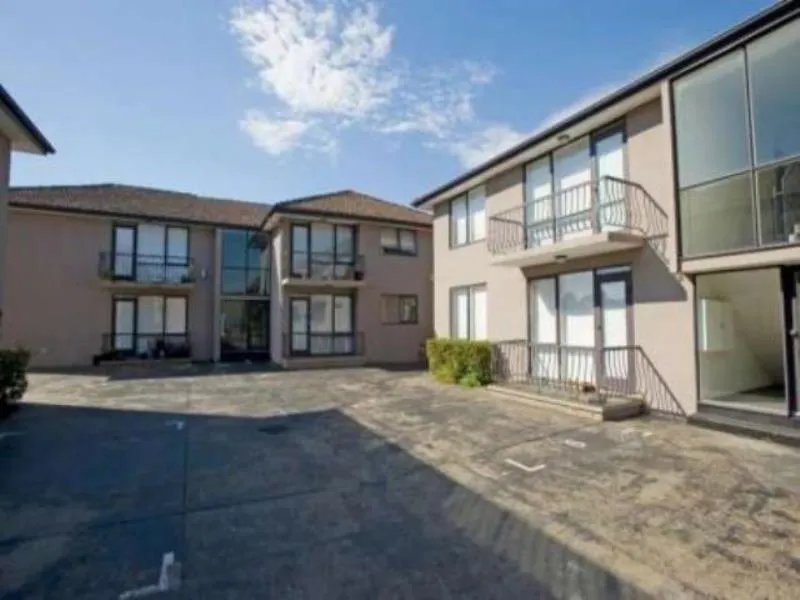 FRESHLY PAINTED, NEW CARPET AND NEW BLINDS! Fantastic 2 Bedroom Apartment in the heart of Thornbury