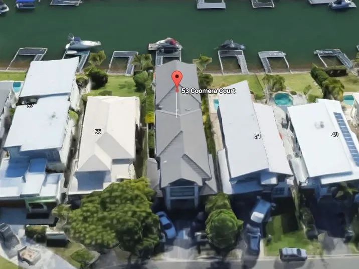 Magnificent river side luxury home offering 5 bedrooms with ensuite and wooden flooring !