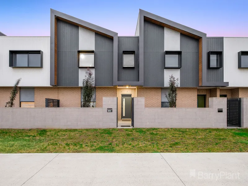 CONVENIENCE, LOCATION, AND LOW MAINTENANCE APPEAL!