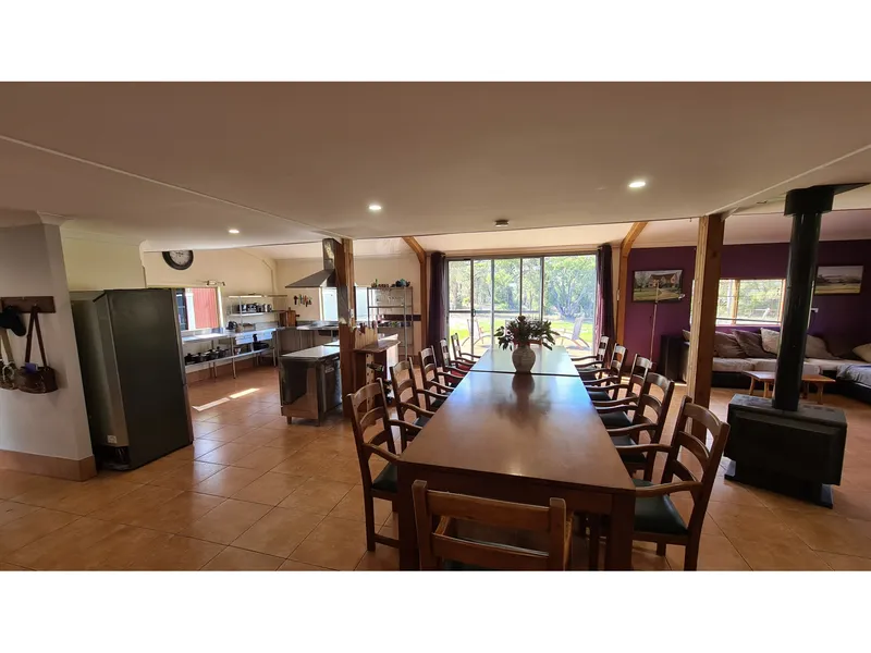 Ecolodge and Studio Kendenup. Set in native bush, 2 paddocks, dam. Magnificent views of Stirling Ranges. Suit Airbnb, yoga retreat or large family
