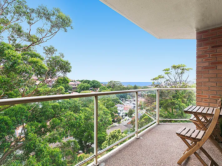 STUNNING COASTAL VIEWS FROM SPACIOUS APARTMENT