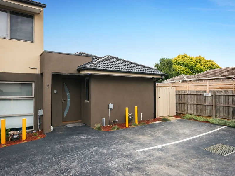 SPACIOUS UNIT IN PRIME LOCATION!