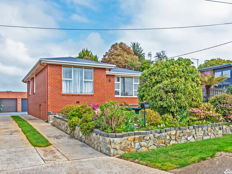 DELIGHTFUL FAMILY HOME IN POPULAR PARK GROVE