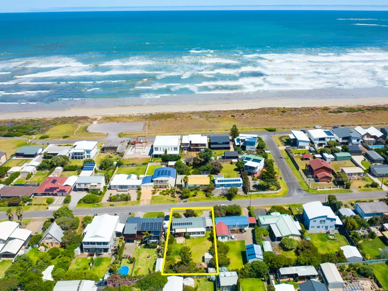 Opportunity Knocks - One Street Back from Middleton Beach!
