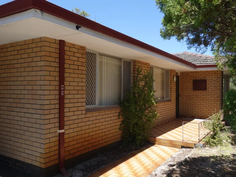 PLENTY OF SPACE FOR CARAVAN, BOAT, SIDE ACCESS