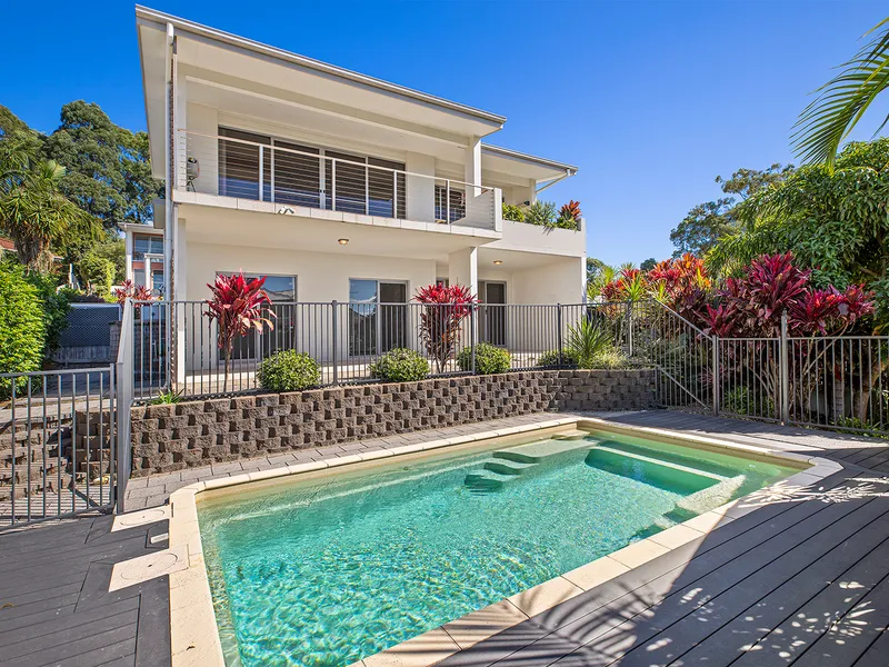 Executive Diggers Beach Freestanding Townhouse with a pool