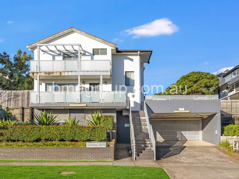 Elegant Dual Facing Townhouse with Privacy, Space & Convenience in Dundas Valley