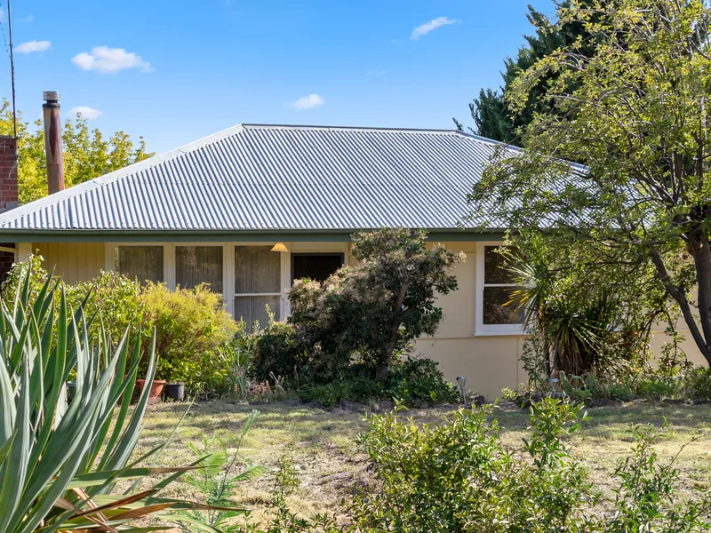 PRIVATE HOME WITH LEAFY OUTLOOK 