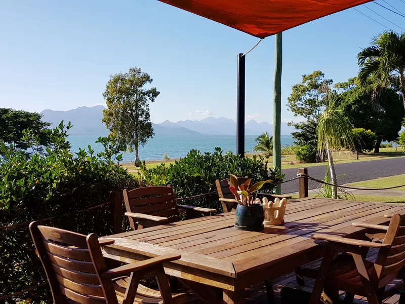 Amazing sea & island views 4b/r, 2 bath/r split - level beachfront residence on two titles