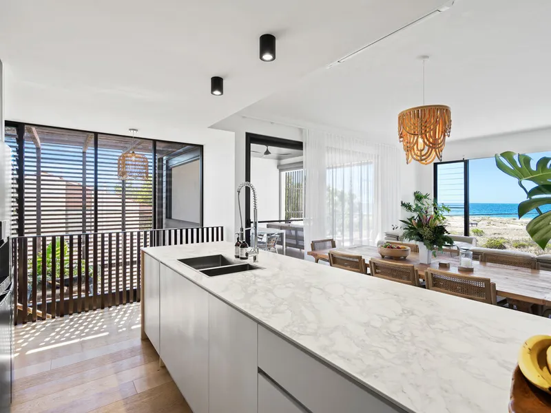 Glamour Beachfront Luxury Residence at its Finest - Fully Styled and Furnished