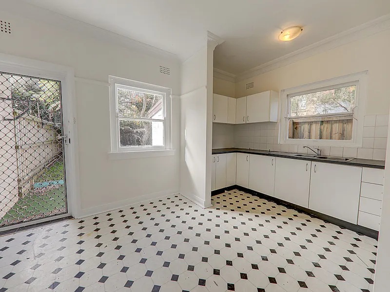 Charming Semi - Near the Beach!