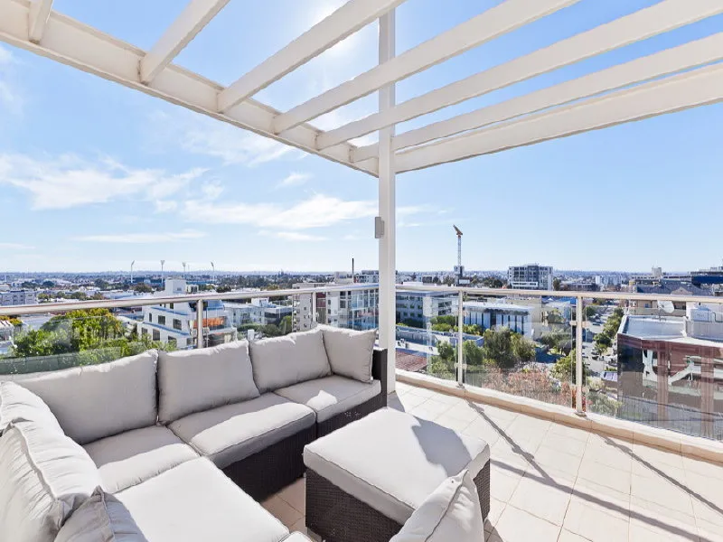 VIBRANT & STUNNING PENTHOUSE 