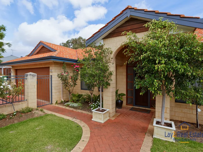 The Entertainer, 3 Bedrooms, 2 Bathrooms, 2 Living Areas on 416sqm