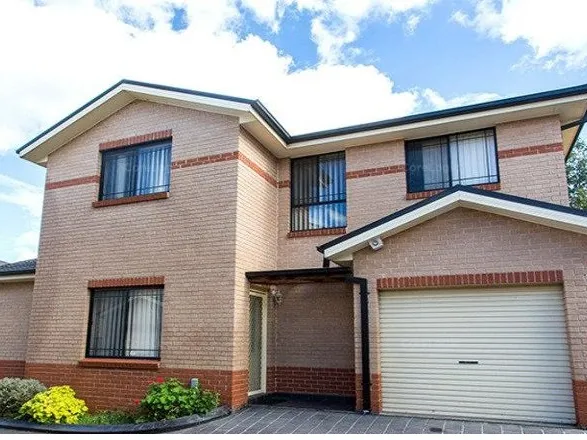 FREE STANDING MASSIVE TOWNHOUSE