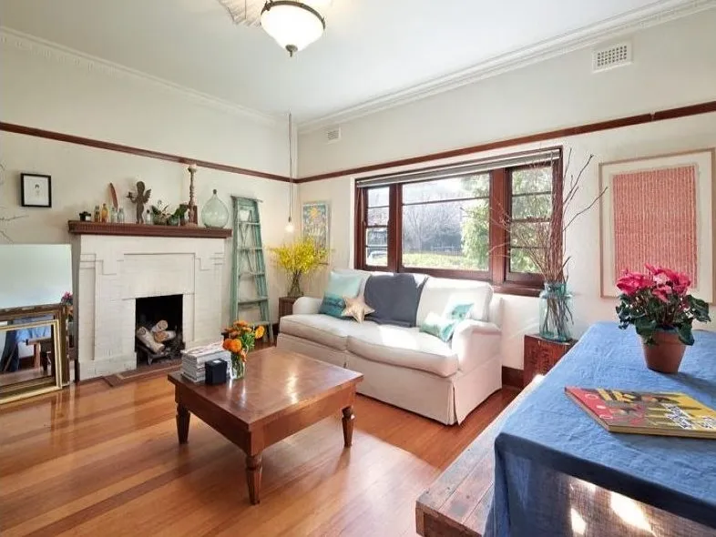 SPACIOUS ART DECO APARTMENT ONLY MOMENTS FROM THE BEACH!