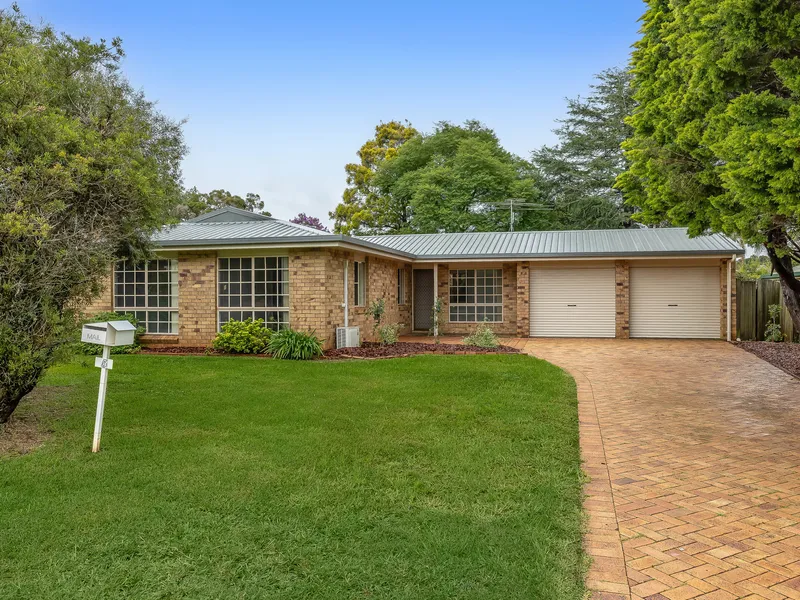 Unbeatable Location - Quiet Street Close To Parkland 