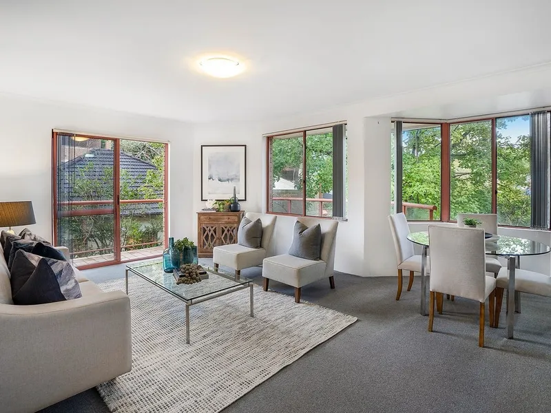 Spacious top floor apartment of sheer convenience