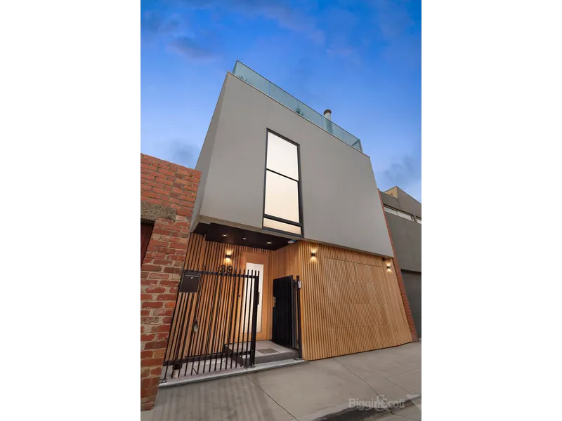 LUXURIOUS INNER-CITY ABODE