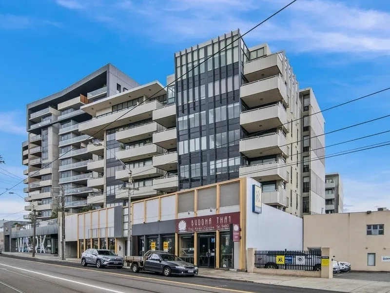 TOP FLOOR APARTMENT WITH CITY VIEWS.