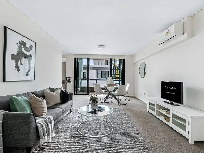 Penthouse living with rooftop entertainers' terrace