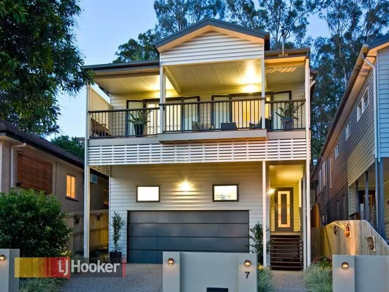 EXECUTIVE TWO LEVEL FAMILY HOME WITH DUCTED AIR CONDITIONING