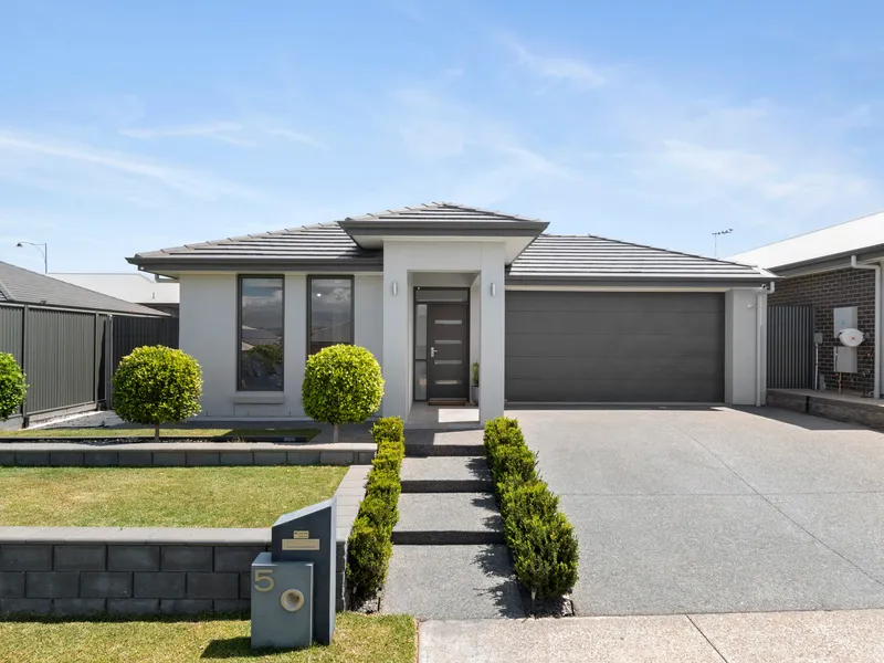 STUNNING FAMILY HOME IN THE SOUGHT AFTER SEASIDE ESTATE!