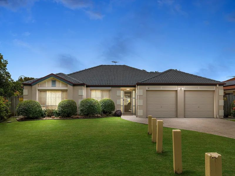 Beautiful Home Neighbouring Parklands!